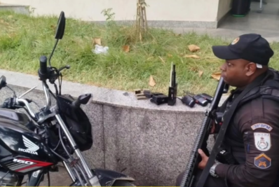 PM apreende carro roubado, motocicleta e munições em Belfrod Roxo