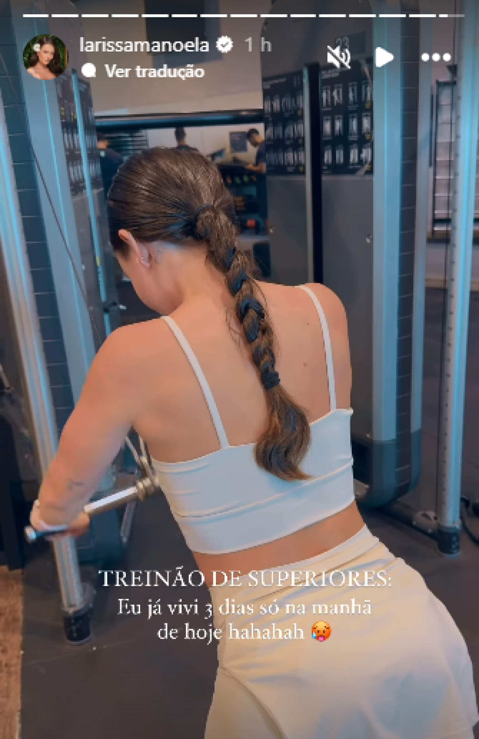 Larissa Manoela pratica musculação, na manhã desta terça-feira (18) - Reprodução de vídeo / Instagram
