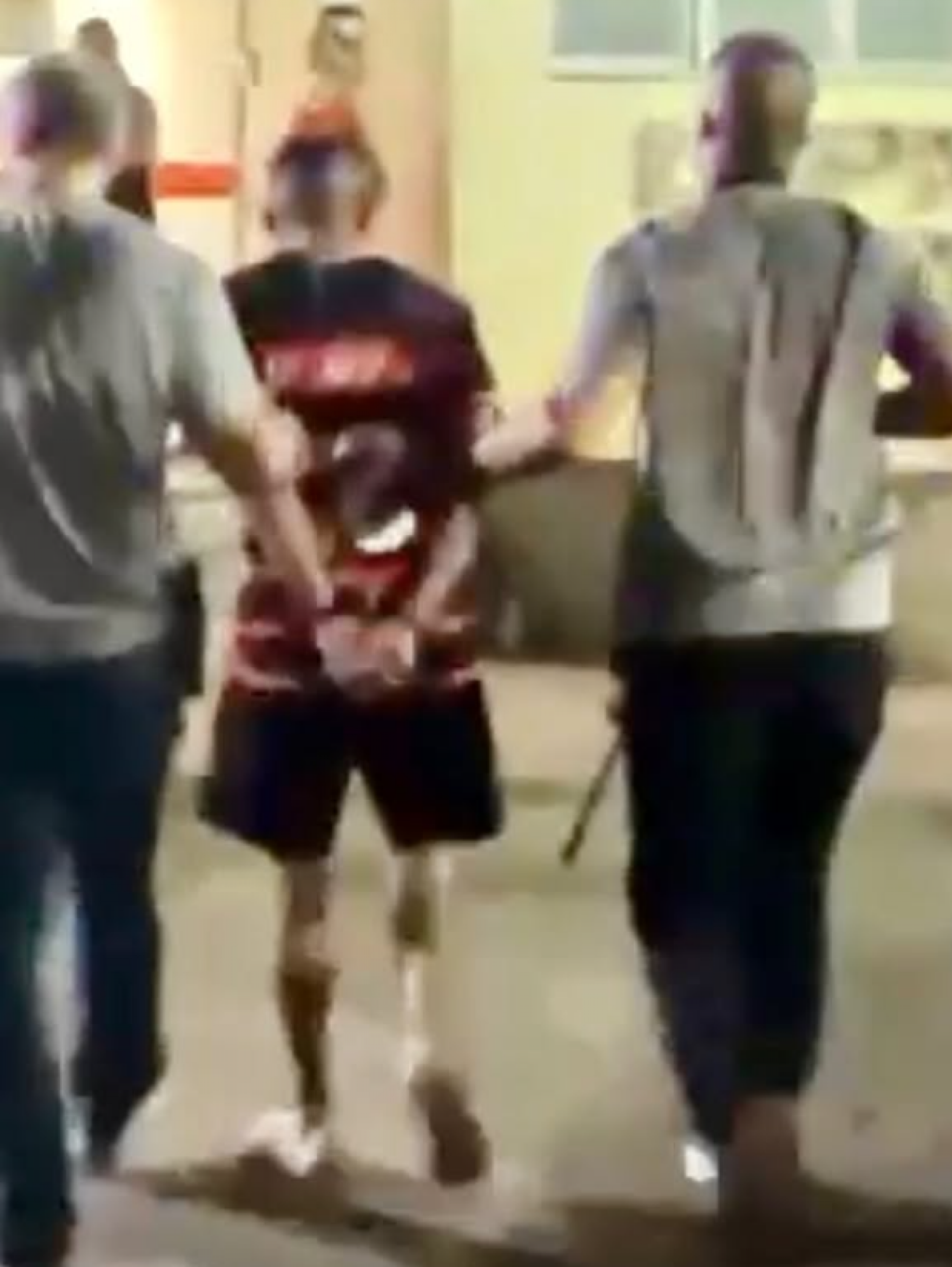 "Leozinho" na chegada &agrave; 54&ordf; DP para o registro da ocorr&ecirc;ncia policial - Reprodu&ccedil;&atilde;o