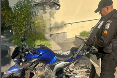 PM prende suspeito com motocicleta roubada e drogas em Belford Roxo