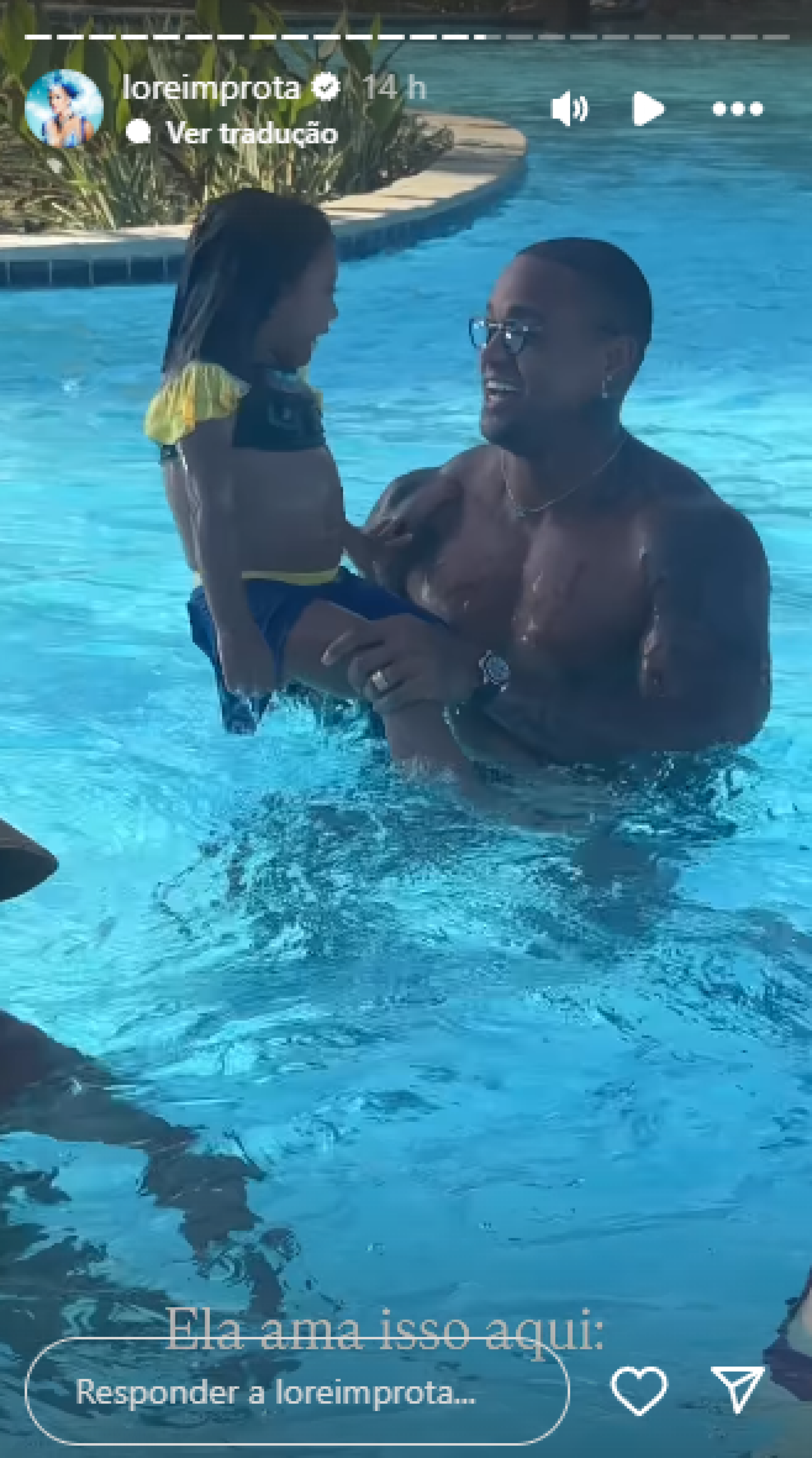 De férias no Nordeste, Léo Santana se diverte com a filha, Liz, em piscina de hotel - Reprodução de vídeo / Instagram