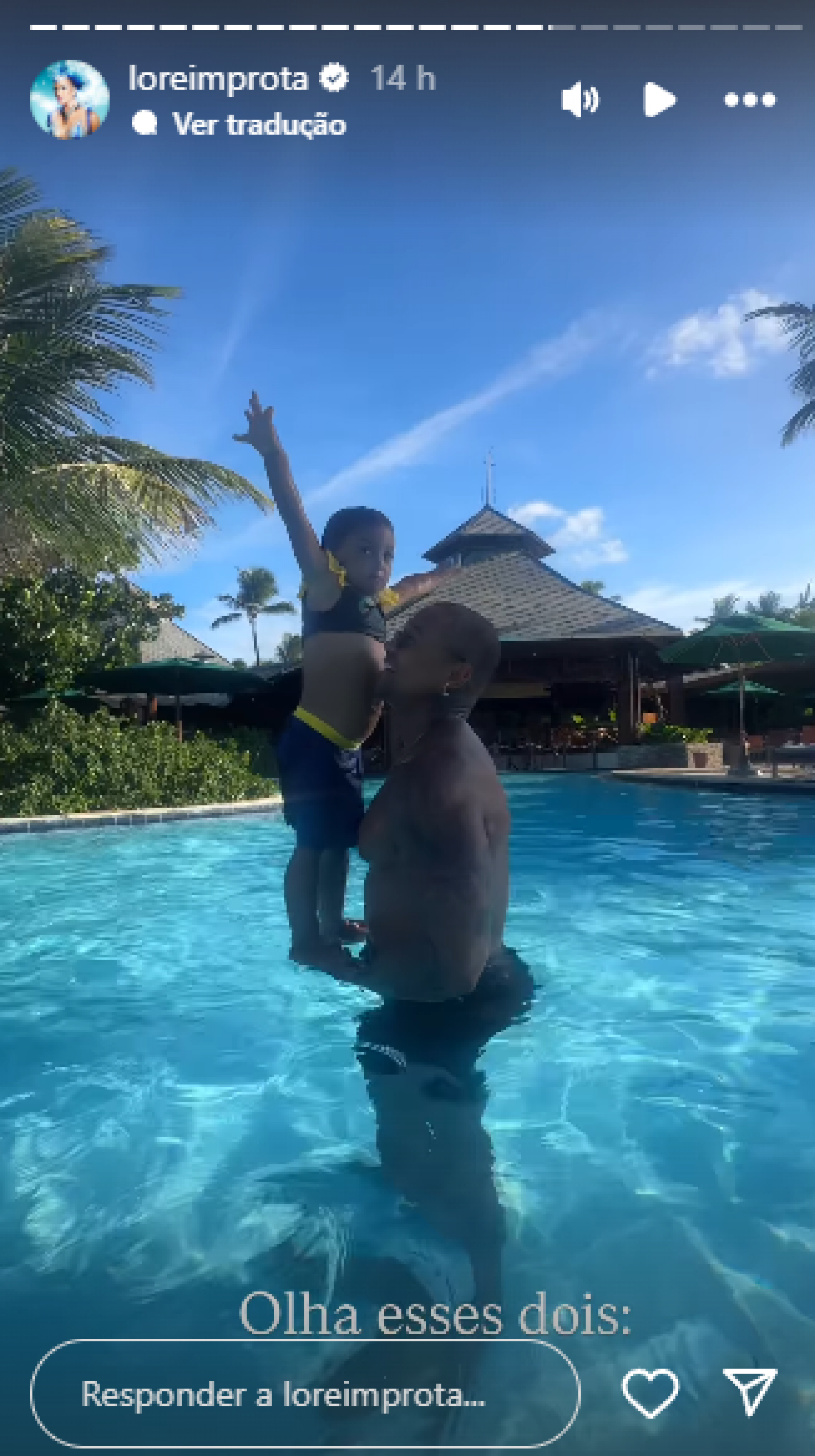 Léo Santana brinca com a filha, Liz, em piscina de hotel - Reprodução de vídeo / Instagram