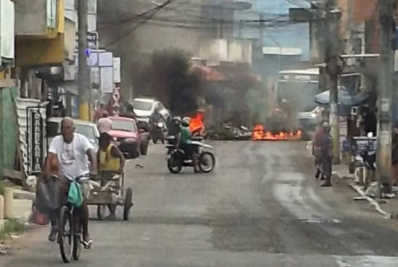 Moradores do Jacaré, em Cabo Frio, fecham rua em protesto contra esgoto a céu aberto e abandono
