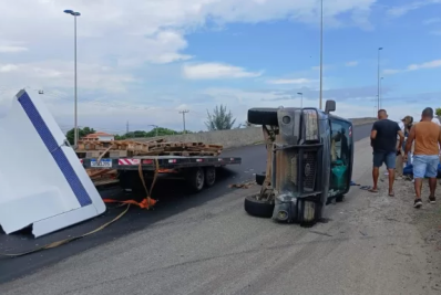 Caminhão que carregava piscina tomba em São Pedro da Aldeia