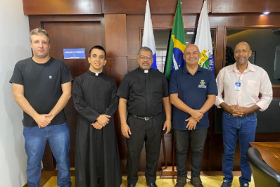 Prefeito de São Pedro da Aldeia recebe novo pároco para definir campanha da fraternidade