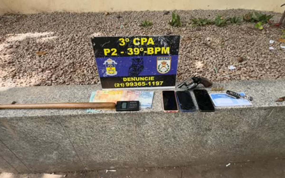 A ocorrência policial com todo o material apreendido foi registrada na 54ª DP