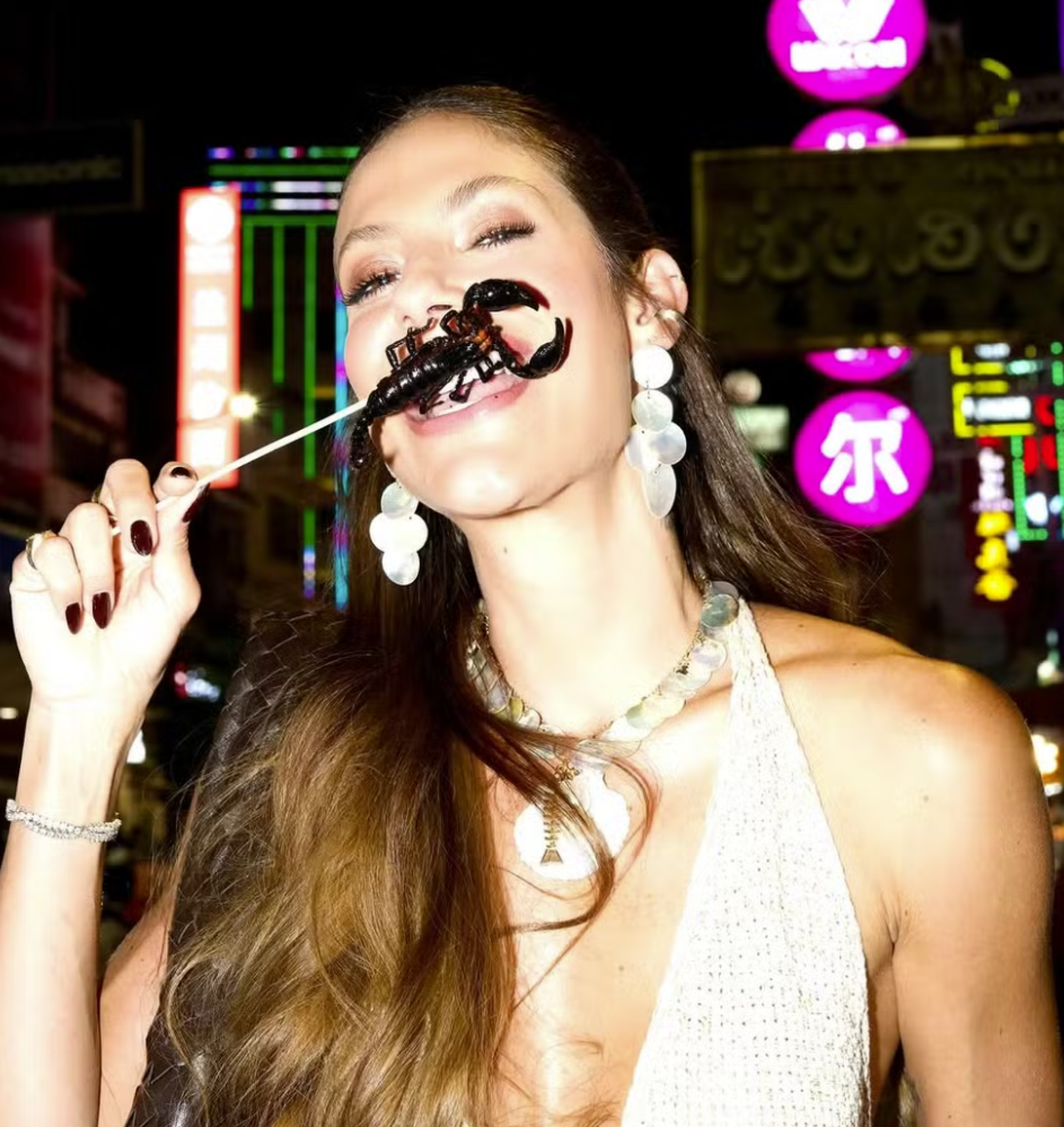 Mari Gonzalez experimenta espetinho de escorpião na Tailândia  - reprodução Instagram