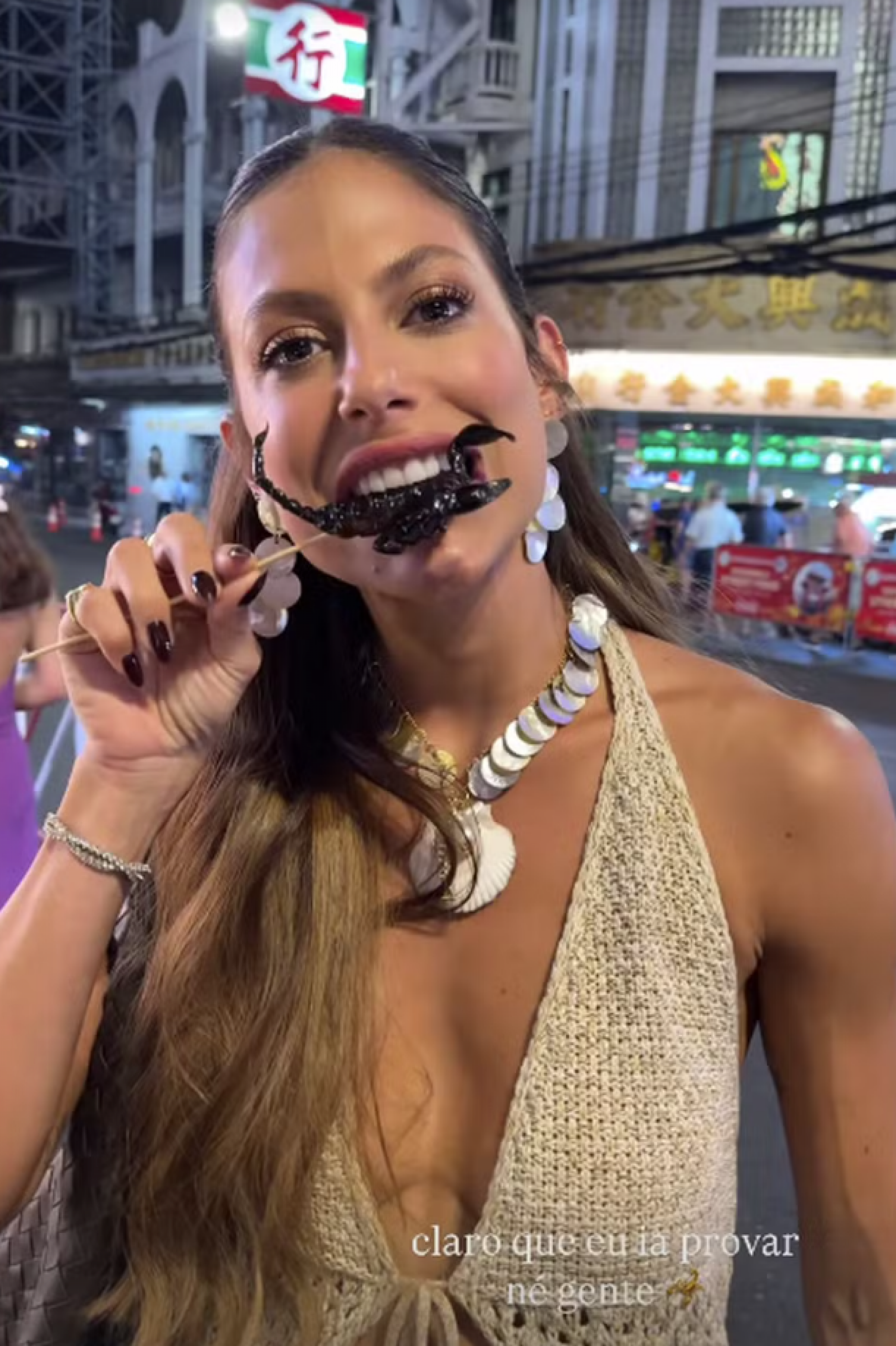Mari Gonzalez experimenta espetinho de escorpião na Tailândia  - reprodução Instagram