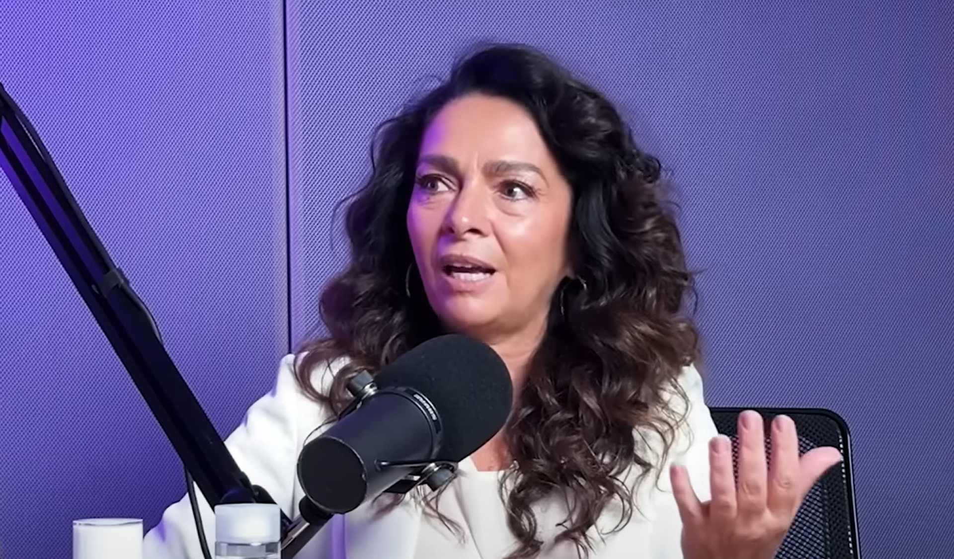 Claudia Ohana e a identidade por trás do nome artístico - reprodução Youtube