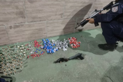 PM encontra mochilas com arma e drogas em casa usada por criminosos em Araruama