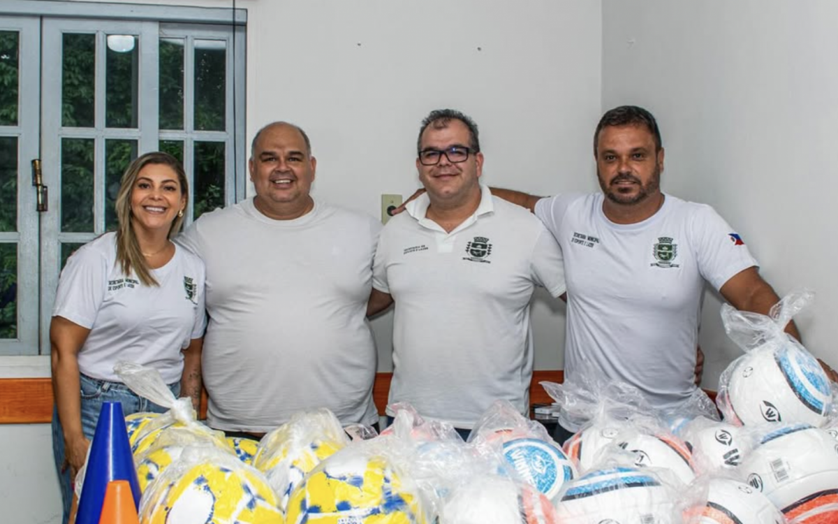 Secretário Leonan Berute, ao lado do Vereador Jean Cardoso e de equipe da secetaria municipal de esporte e lazer de Guapimirim