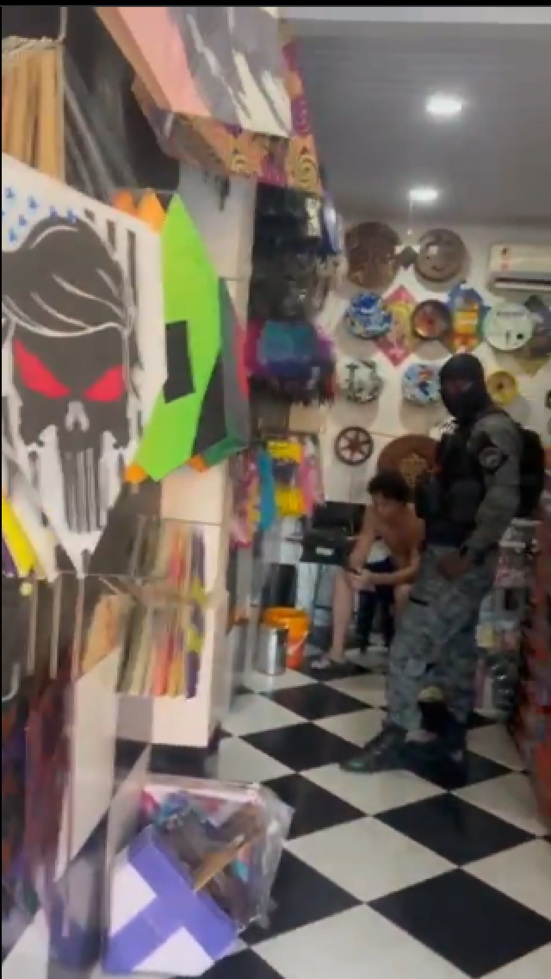 As linhas chilenas foram encontradas em uma loja de pipas no bairro Outeiro - Reprodu&ccedil;&atilde;o / PMERJ