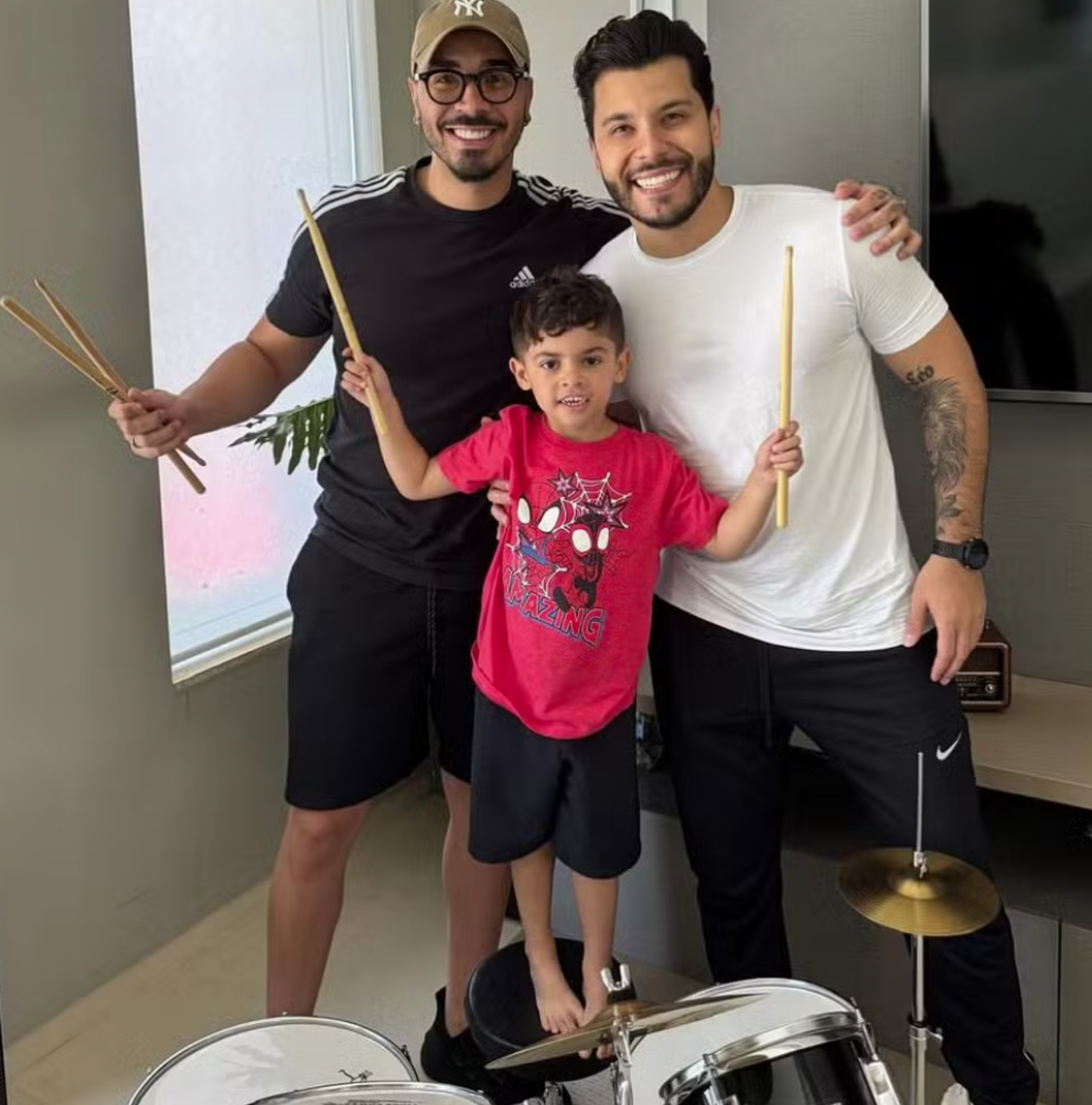 Léo, filho de Marília Mendonça, toca música da mãe em aula de bateria - reprodução Instagram
