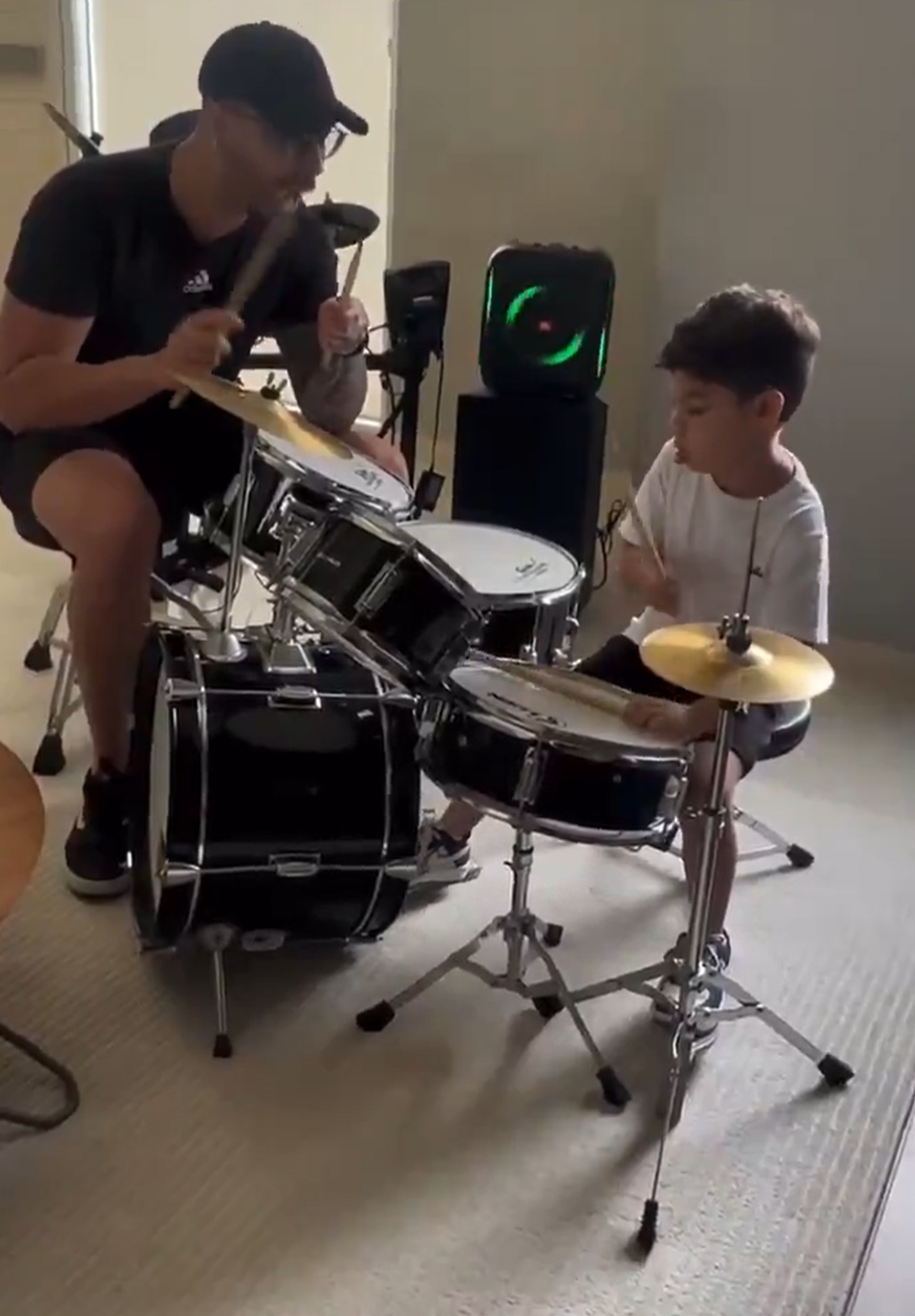Léo, filho de Marília Mendonça, emociona ao tocar sucesso da mãe na bateria  - reprodução Instagram