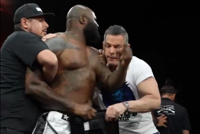 Vídeo: Lutador tenta acertar adversário com balança durante a pesagem