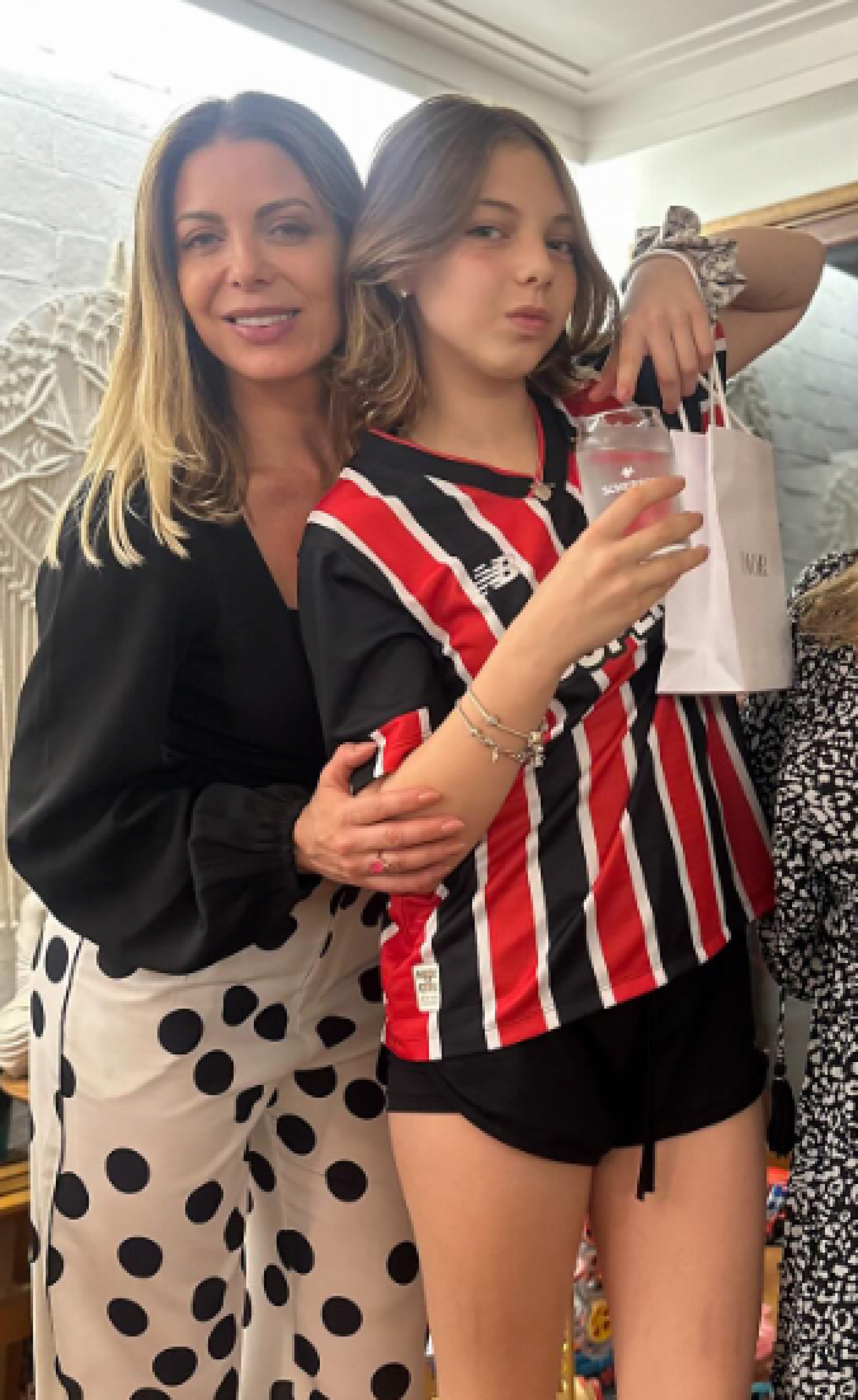 Sheila Mello brinca com altura da filha em homenagem de aniversário: 'Já me ultrapassou' - Reprodução / Instagram