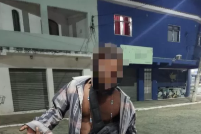 Homem invade casas em Cabo Frio, furta roupas e sai vendendo tudo em cabides, denunciam moradores