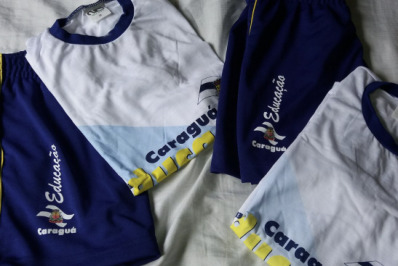 Cidade do litoral de SP aprova publicidade em uniformes e kits escolares