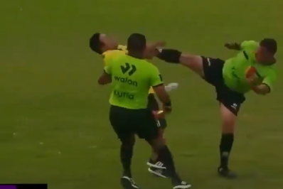 Vídeo: Árbitro acerta chute no rosto de membro de comissão técnica