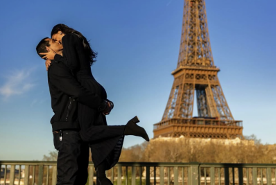 Mell Muzzillo e Marcello Melo Jr. trocam beijos em Paris 