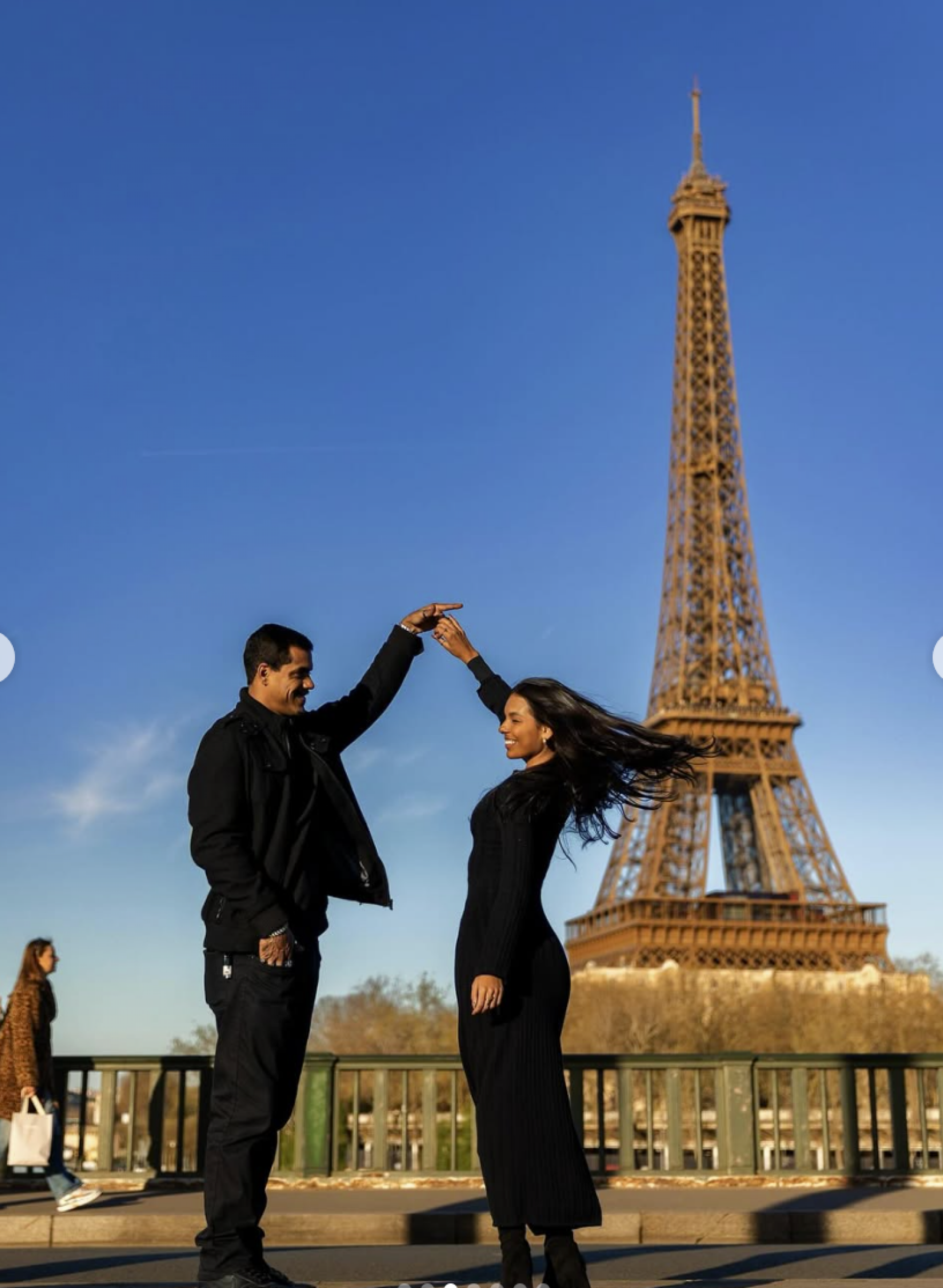 Mell Muzzillo e Marcello Melo Jr. protagonizam fotos apaixonadas na Torre Eiffel - reprodução Instagram
