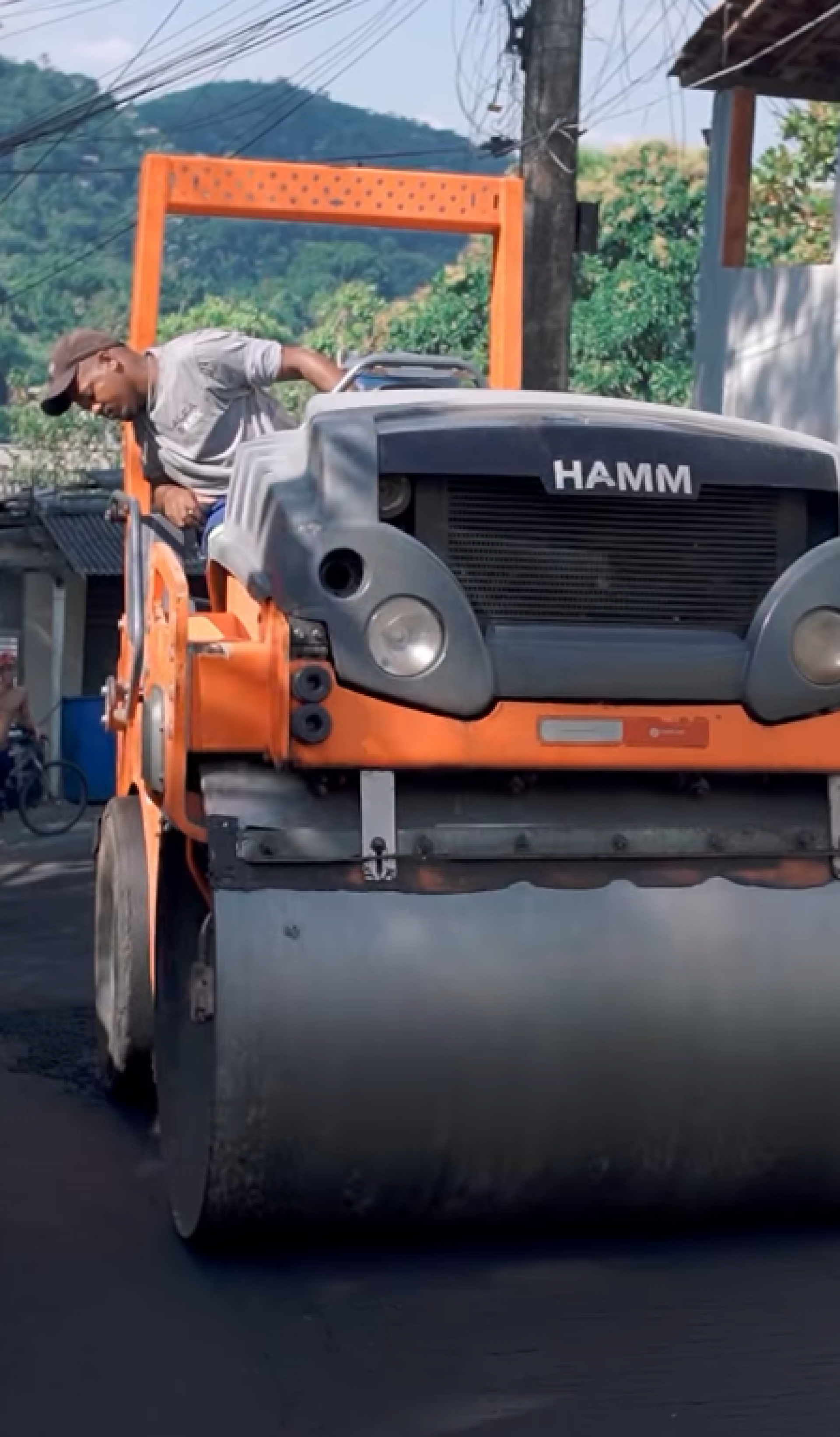 Uma das ruas recebendo novo asfalto em Queimados