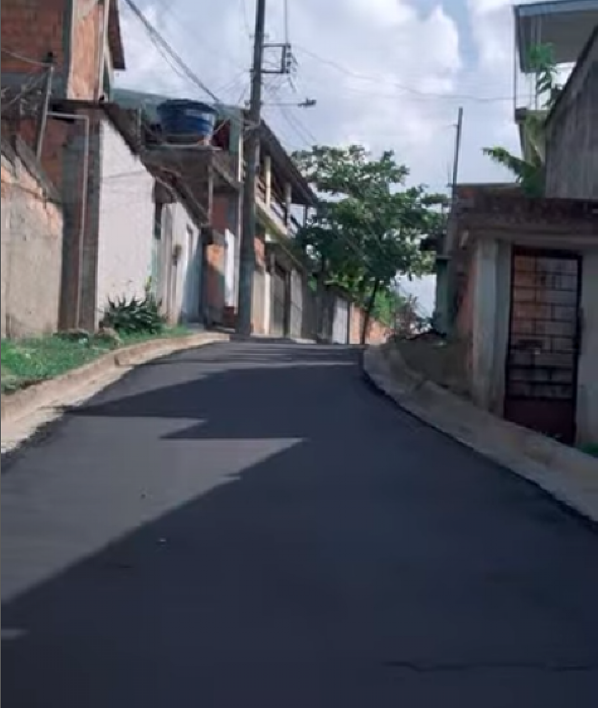 Uma das ruas j&aacute; com novo asfalto em Queimados - Reprodu&ccedil;&atilde;o / PMQ