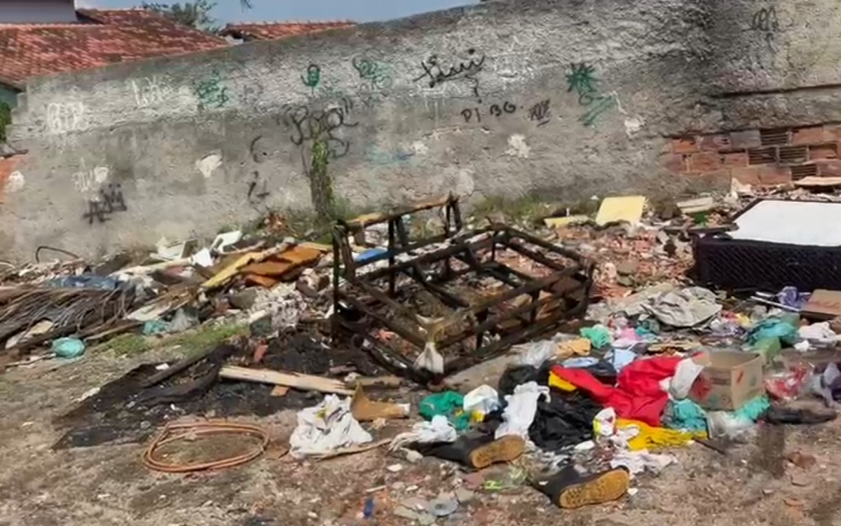Lixo era descartado em um terreno baldio e queimado - Divulgação