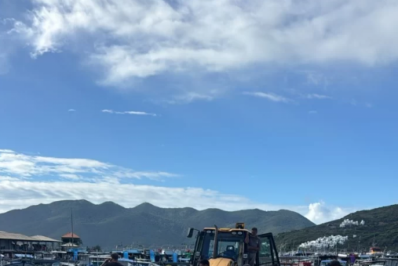 Embarcações irregulares na Praia dos Anjos, em Arraial do Cabo, são removidas