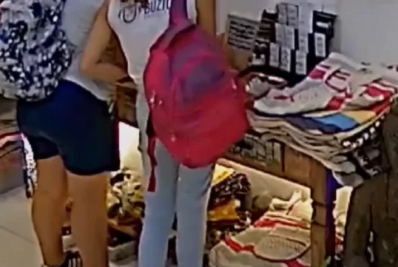 Vídeo de adolescentes furtando joalheria em Búzios com uniforme escolar viraliza nas redes