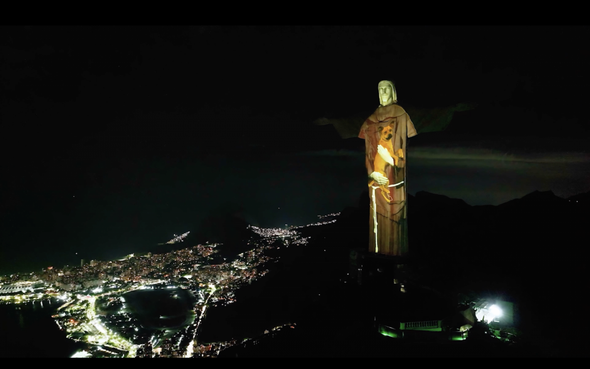 Cristo Redentor com projeção na cidade do Rio de Janeiro