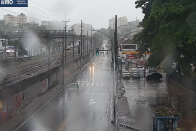 Temporal no Rio: chuva provoca deslizamentos e acionamento de sirenes