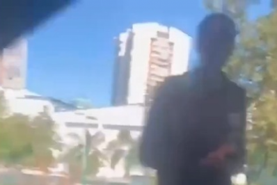 Vídeo: flanelinha tenta agredir mulheres após ter serviço recusado na Barra