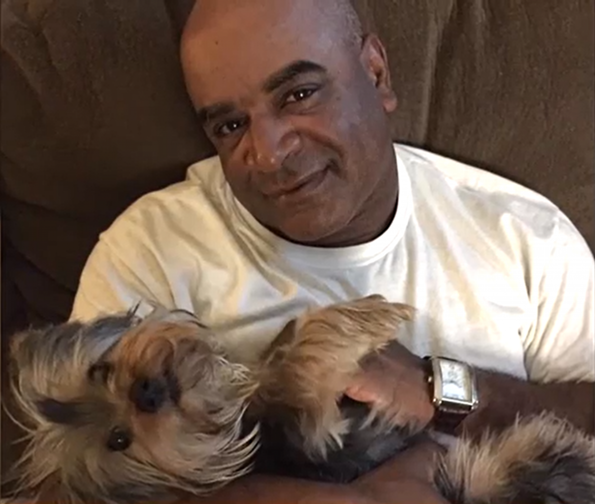 Marido de Debbie era muito pr&oacute;ximo de Kingston, por&eacute;m faleceu antes do cachorro ser encontrado - Reprodu&ccedil;&atilde;o/WDAM 7