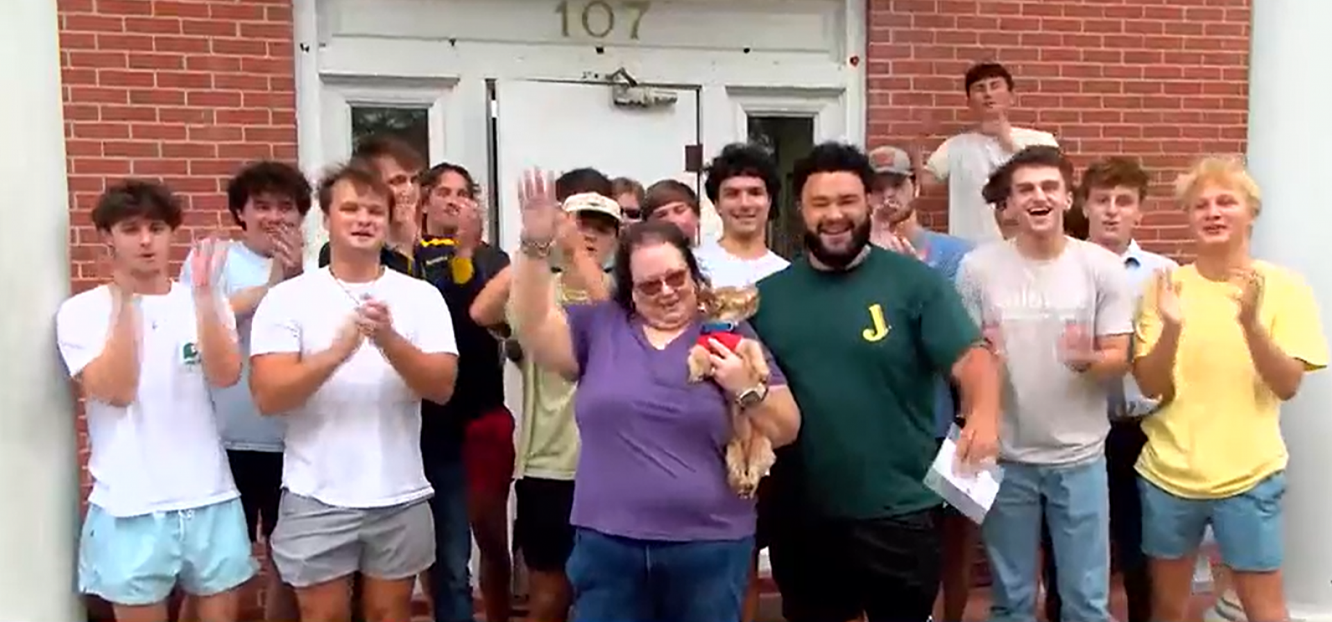 Jovens da Casa da Fraternidade Kappa Sigma encontraram Kingston no Mississippi  - Reprodu&ccedil;&atilde;o/WDAM 7