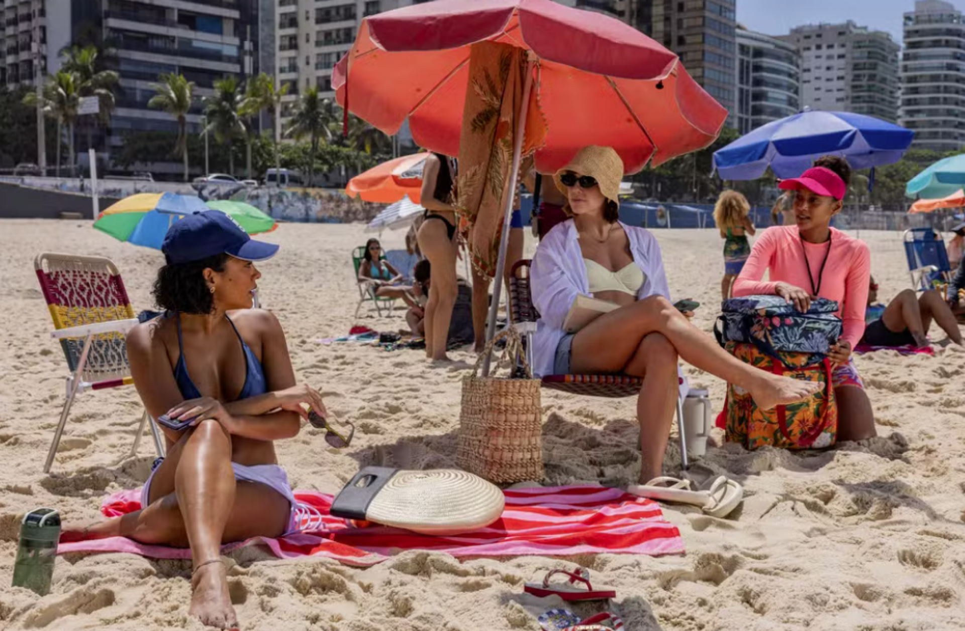 Maria de Fátima nega conhecer Raquel e deixa Solange desconfiada  - Globo