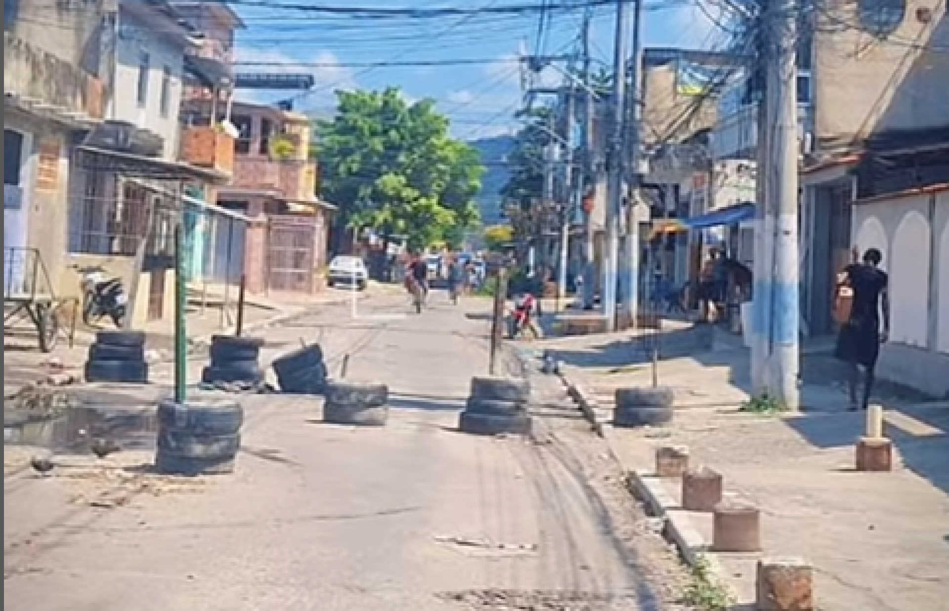 Uma das muitas ruas com barricadas no Az de Ouro e na Chatuba - Reprodu&ccedil;&atilde;o / 20&ordm; BPM