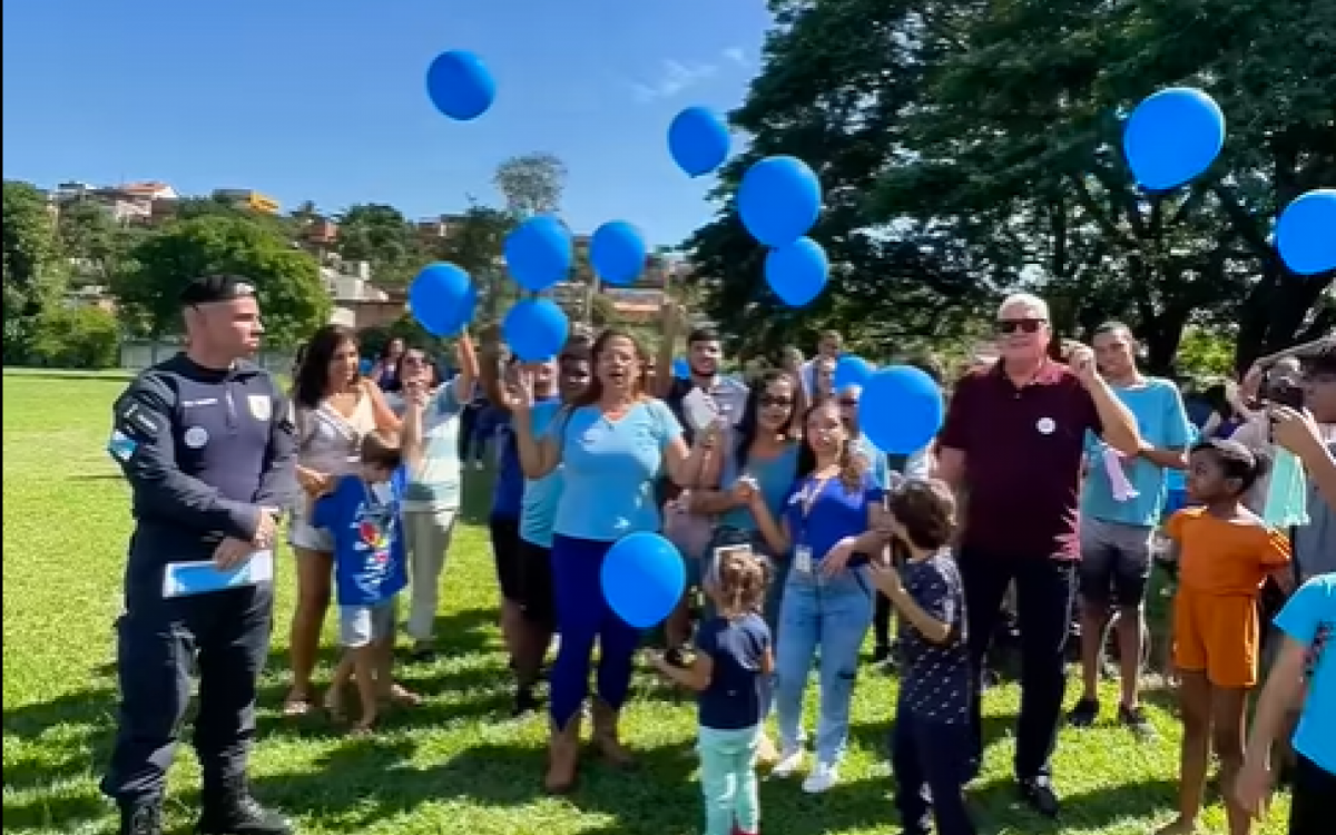 A programação incluiu momentos de descontração, atividades para as crianças, e uma roda de conversa sobre desafios e vivências relacionados ao TEA