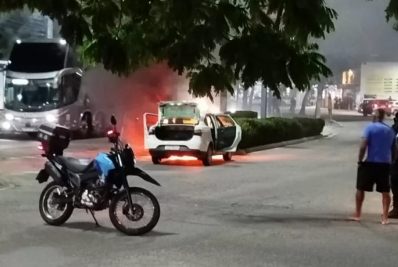 Carro pega fogo em Cabo Frio e mobiliza Corpo de Bombeiros