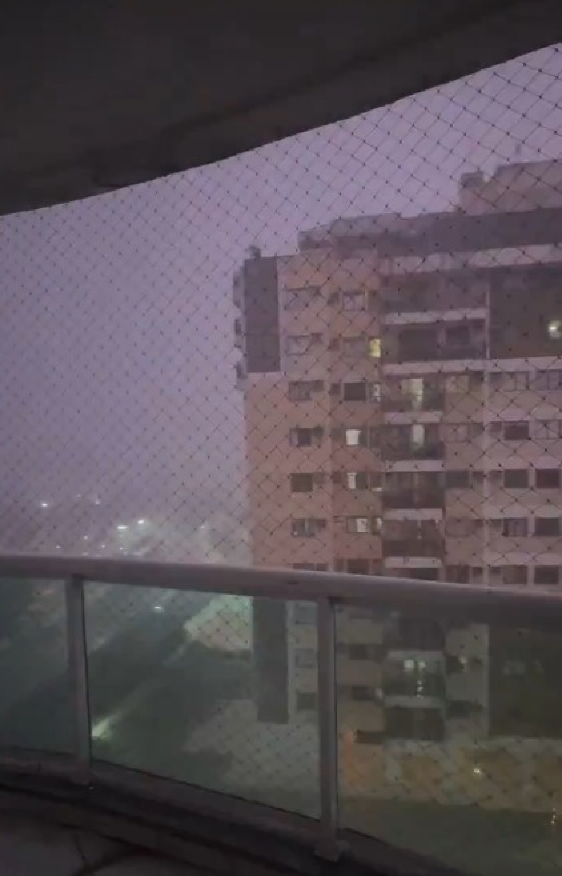 Moradores do Recreio dos Bandeirantes filmaram temporal