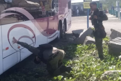 Ônibus é flagrado despejando dejetos no solo em estacionamento de Arraial do Cabo
