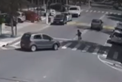 Vídeo: idosa morre atropelada na faixa de pedestre em SP