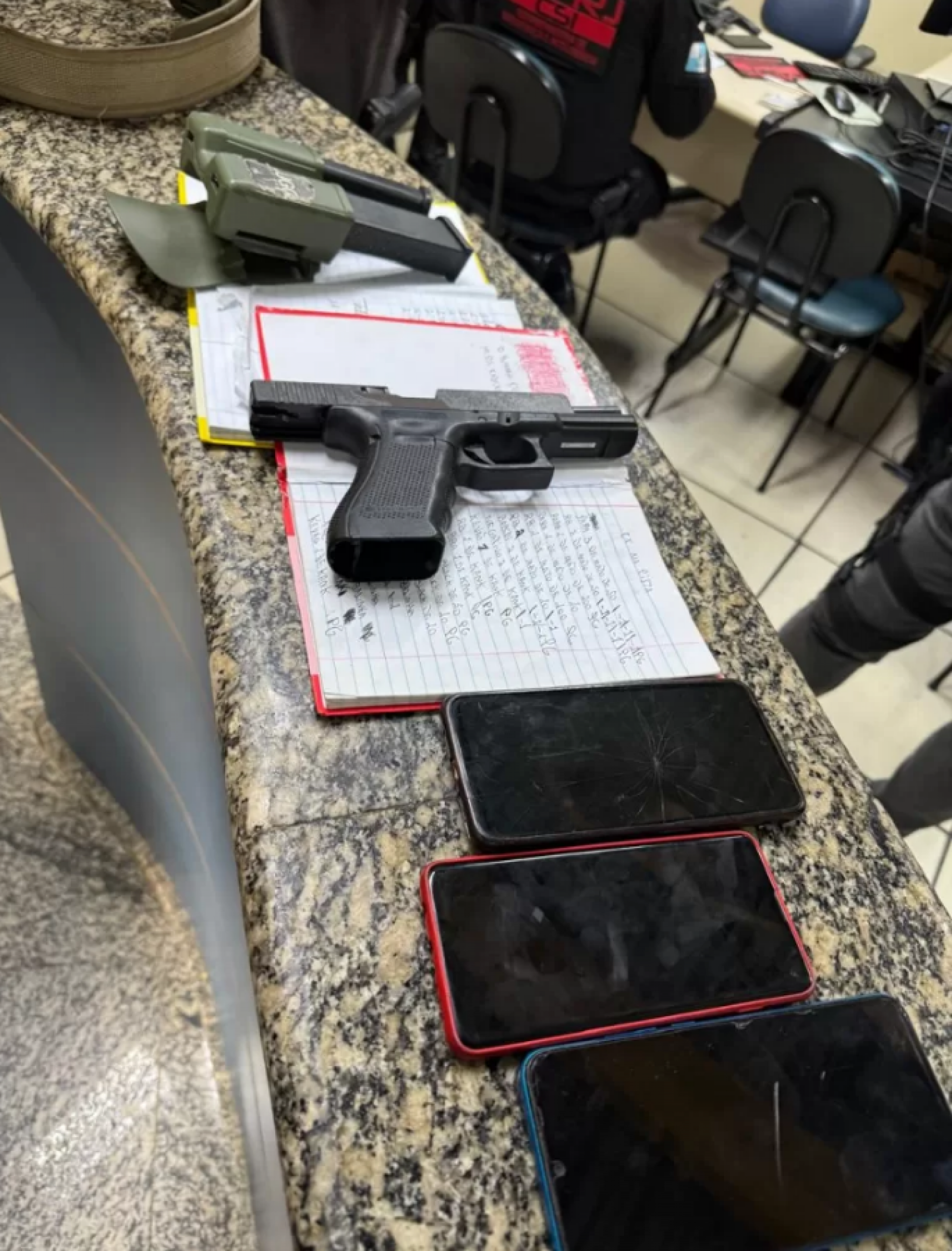 Arma de fogo, dois carregadores, uma capa de colete bal&iacute;stico, um cinto de combate e um caderno com anota&ccedil;&otilde;es referentes ao tr&aacute;fico de drogas - Divulga&ccedil;&atilde;o/PM 