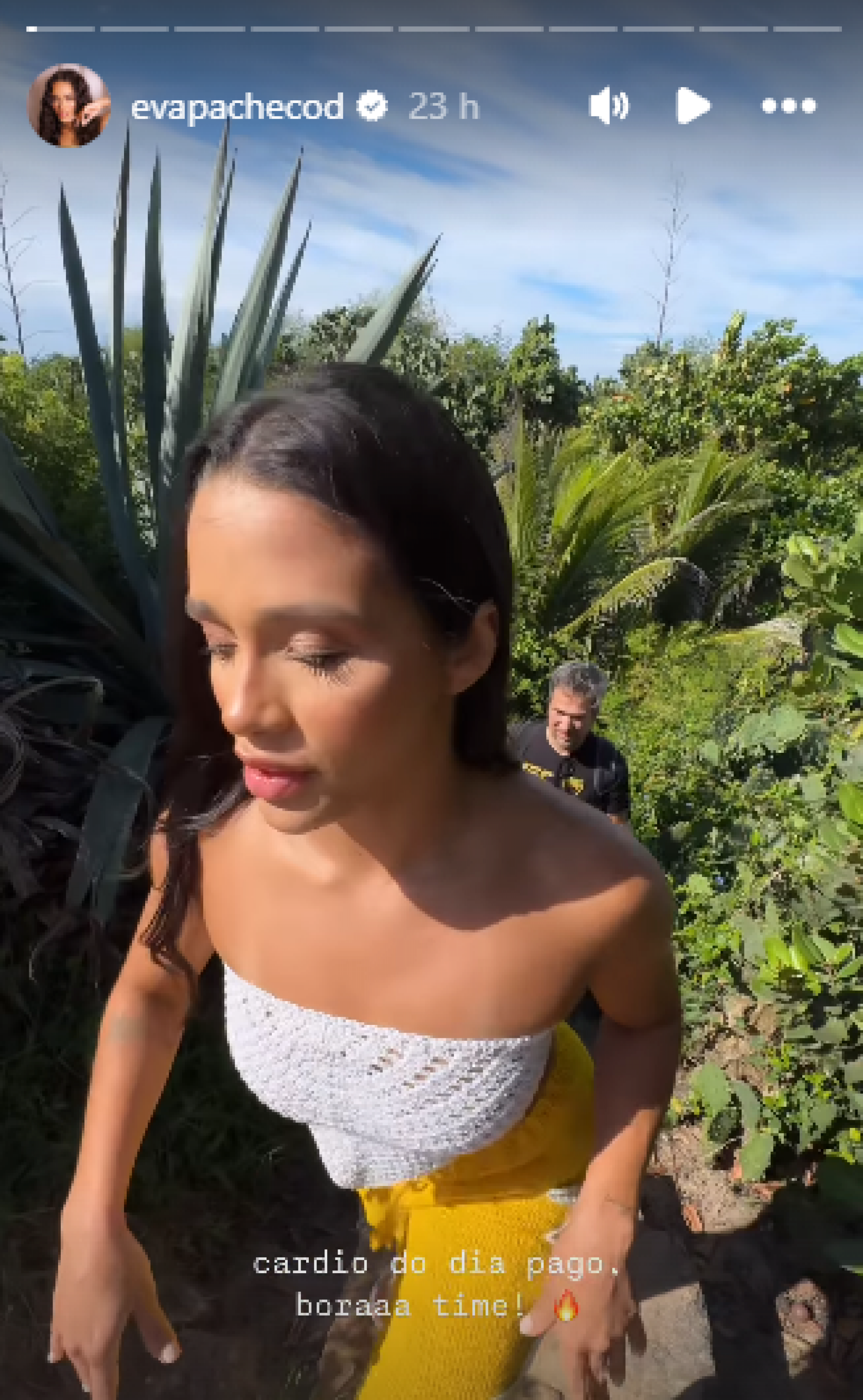 Ex-BBB Eva Pacheco mostra bastidores de ensaio fotográfico em praia do Rio - Reprodução de vídeo / Instagram