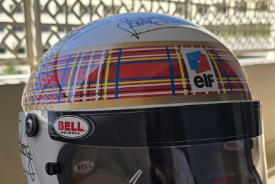 Com ajuda da mulher, Schumacher assina capacete em rara aparição em tributo da F1