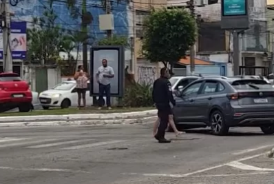 Acidente entre dois carros causa lentidão em cruzamento movimentado de Cabo Frio