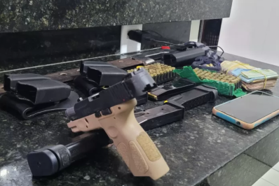 Operação Maré Alta apreende drogas, armas e prende líder do tráfico em Búzios