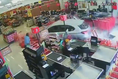 Vídeo: idoso passa mal ao volante e invade mercado com carro em Guapimirim