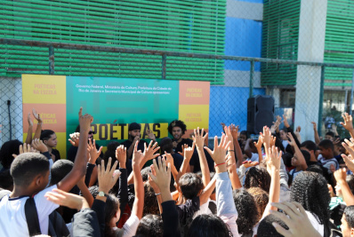 Projeto Poéticas na Escola - Slam chega a Itaguaí levando poesia e cultura para a rede pública