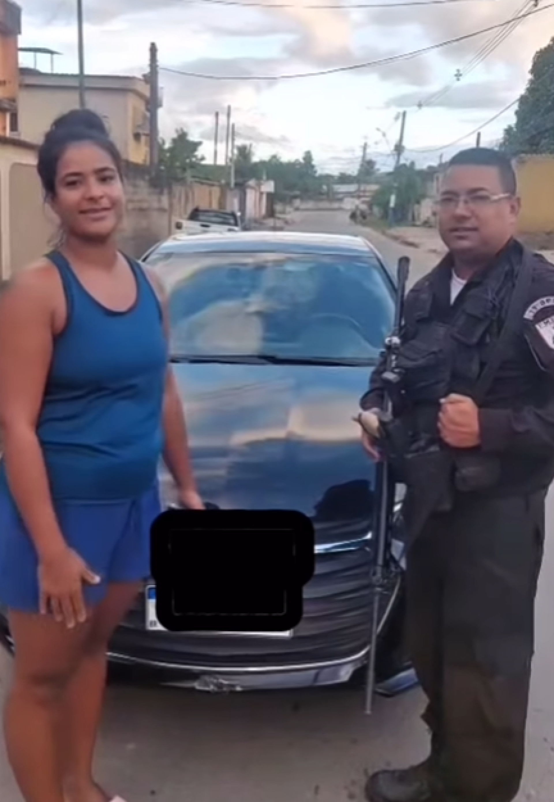 A dona do carro recuperado fez questão de agradecer o trabalho dos policiais militares